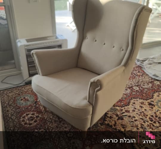 כורסה בצבע בז